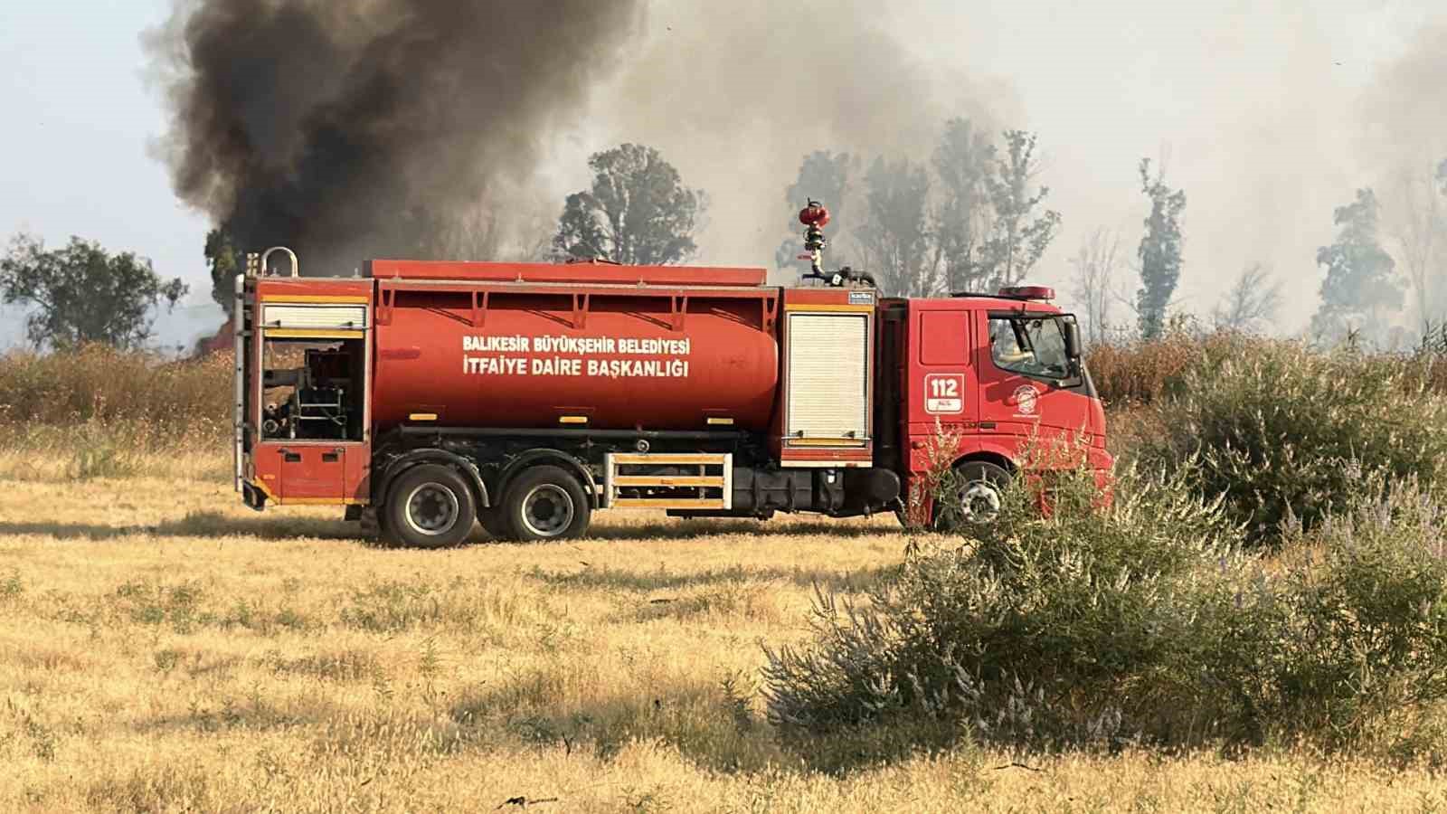 Edremit’te sazlık alanda yangın 7 edremitte sazlik alanda yangin 3 zWgTTHXG