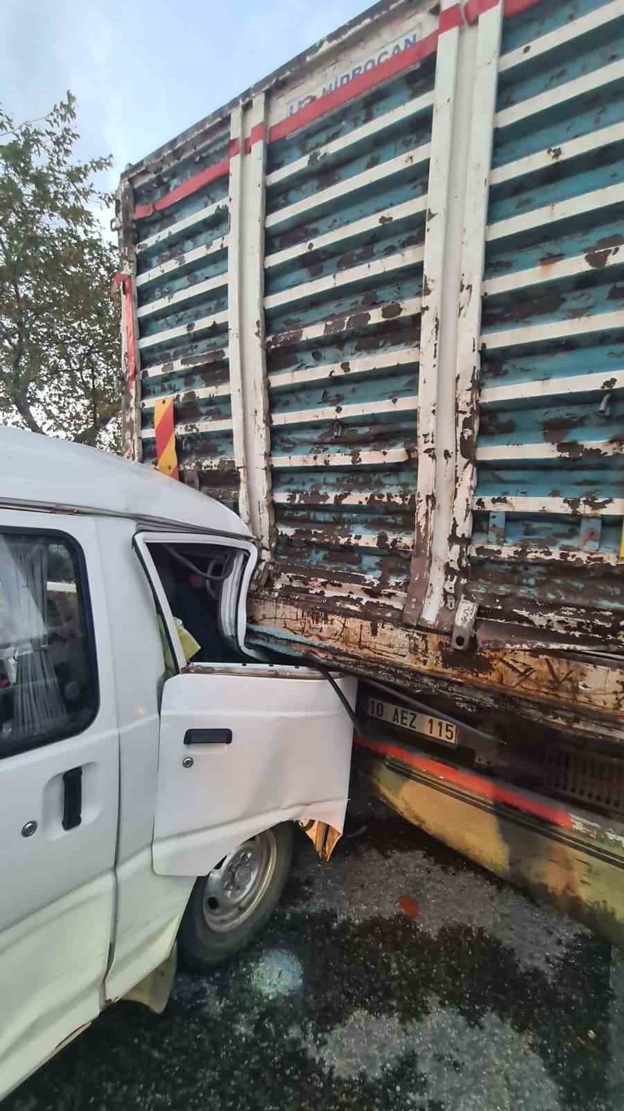 Edremit’te zincirleme kaza: 6 yaralı 5 edremitte zincirleme kaza 6 yarali 1