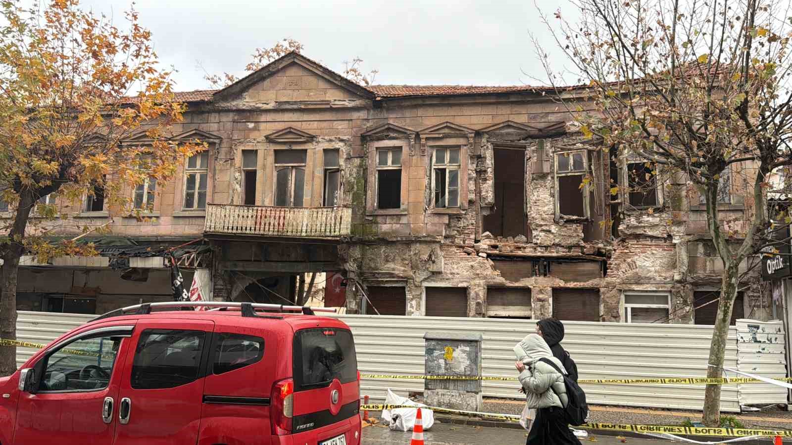 edremitteki tarihi bina yagislara dayanamadi 2 rvEBWs5y