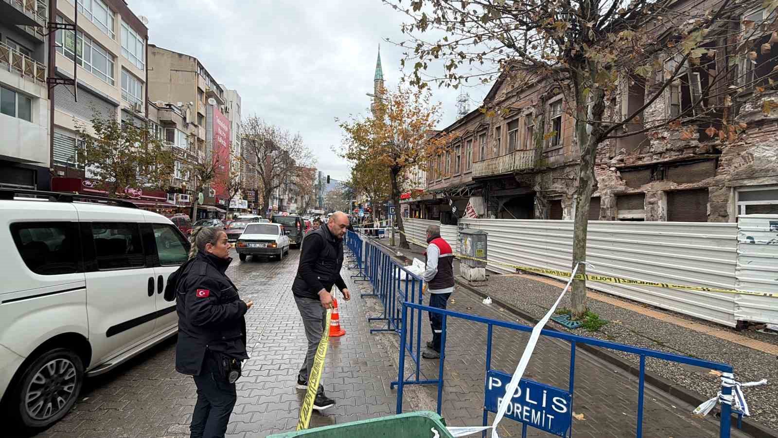 edremitteki tarihi bina yagislara dayanamadi 4 YXGCOdFZ