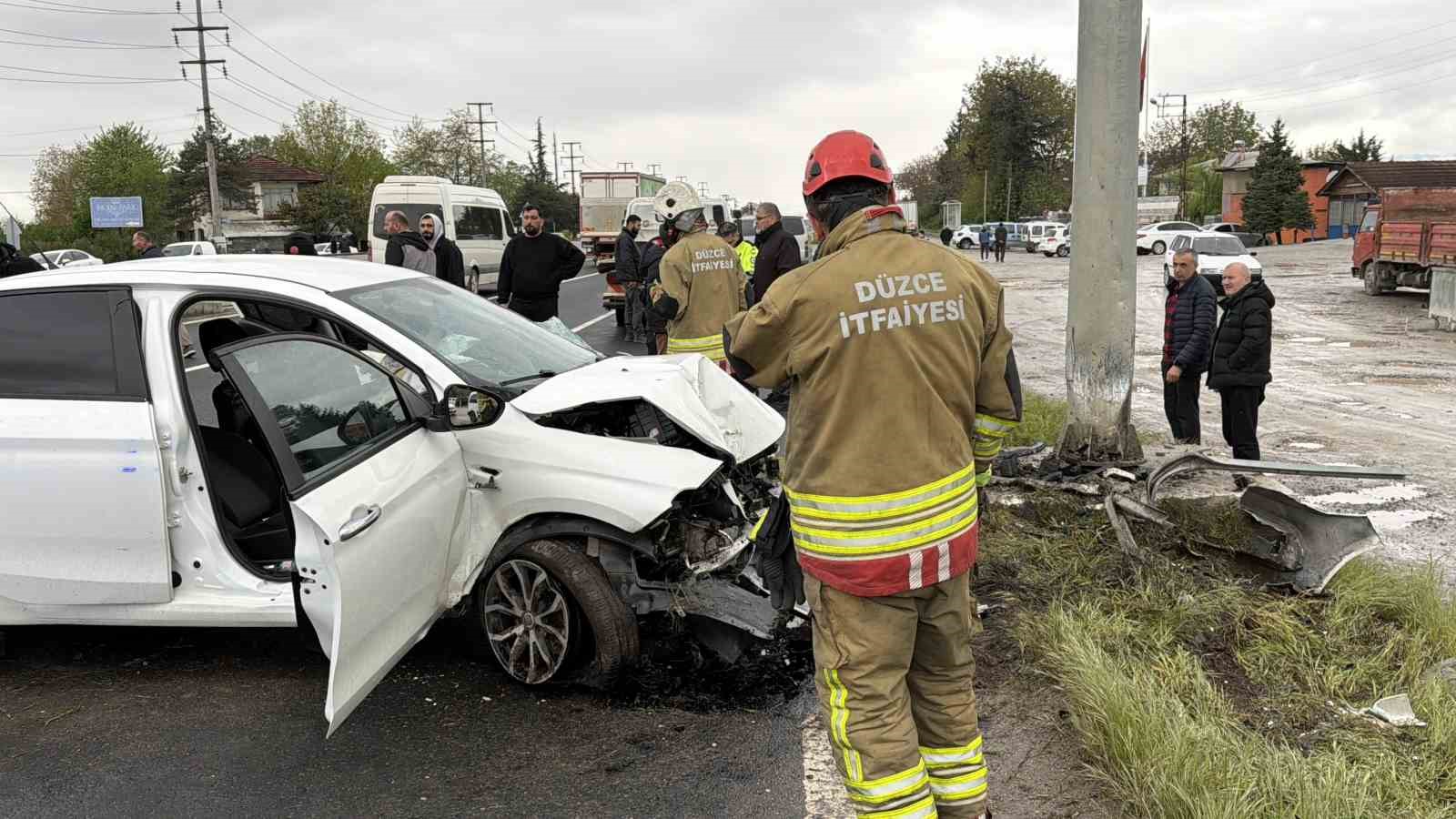 EDS tabelasına çarpan otomobilin sürücüsünü itfaiye kurtardı 4 eds tabelasina carpan otomobilin surucusunu itfaiye kurtardi 0 vVanJIyy