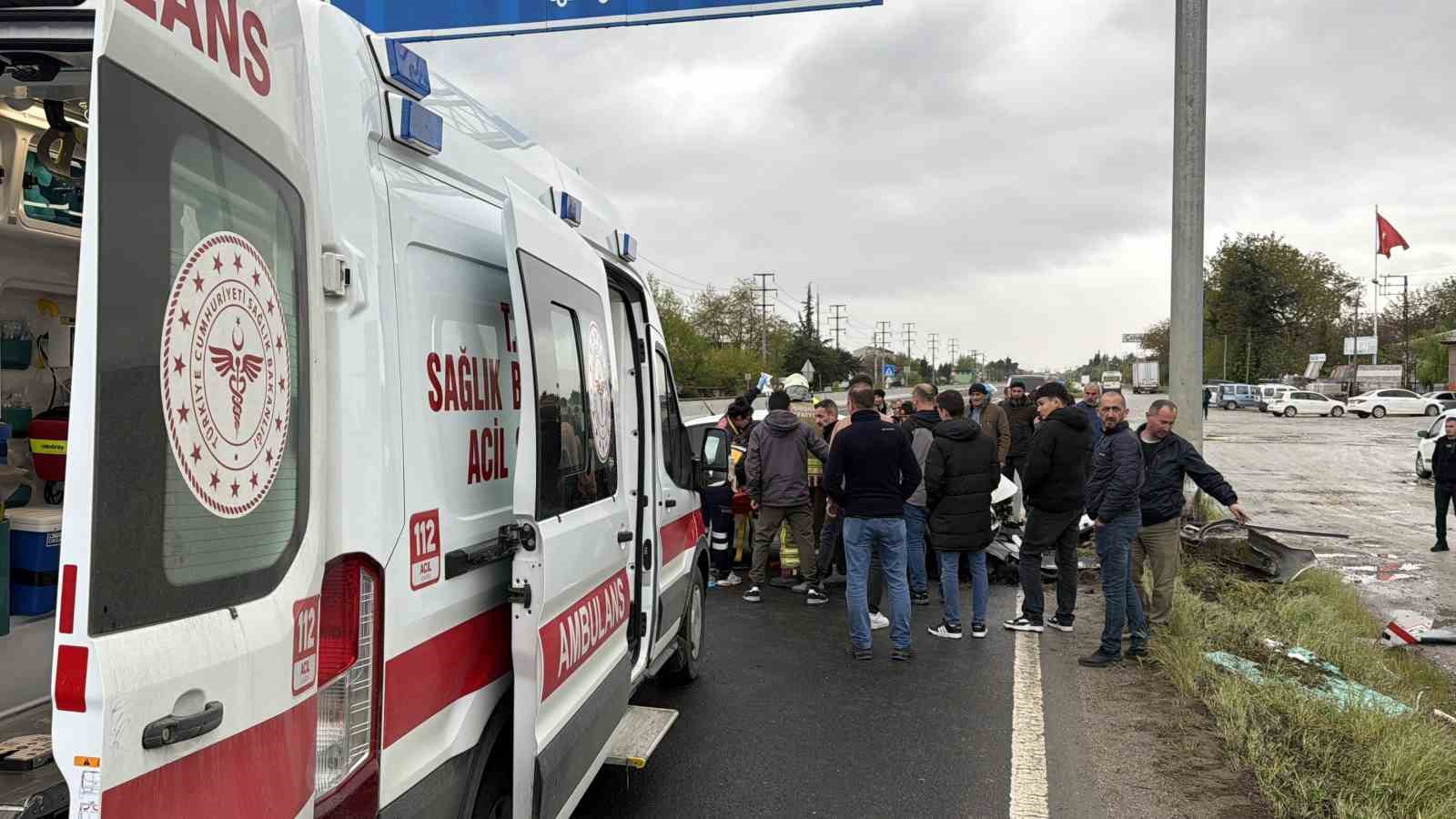 EDS tabelasına çarpan otomobilin sürücüsünü itfaiye kurtardı 5 eds tabelasina carpan otomobilin surucusunu itfaiye kurtardi 1 4K7cmtK5