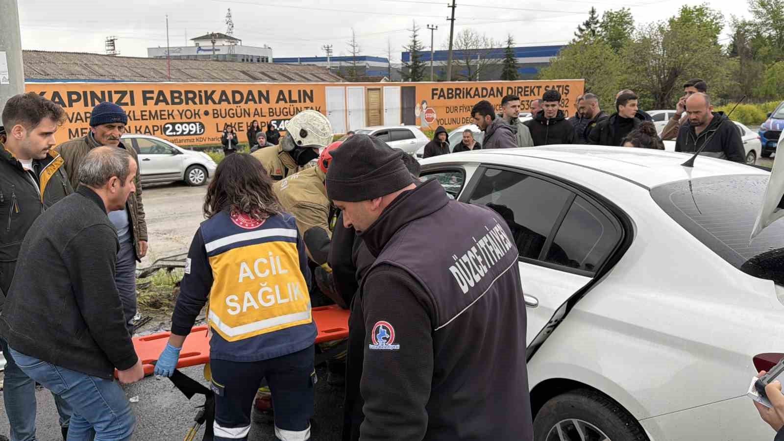 EDS tabelasına çarpan otomobilin sürücüsünü itfaiye kurtardı 6 eds tabelasina carpan otomobilin surucusunu itfaiye kurtardi 2