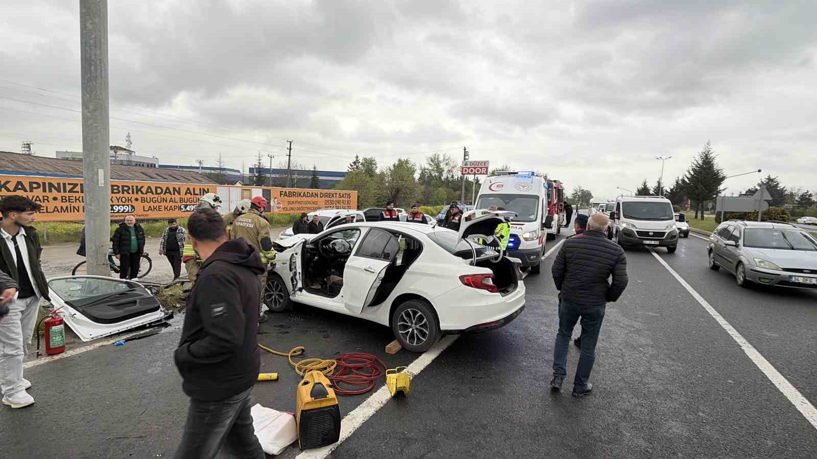 EDS tabelasına çarpan otomobilin sürücüsünü itfaiye kurtardı 9 eds tabelasina carpan otomobilin surucusunu itfaiye kurtardi 5 fEWy1rqr