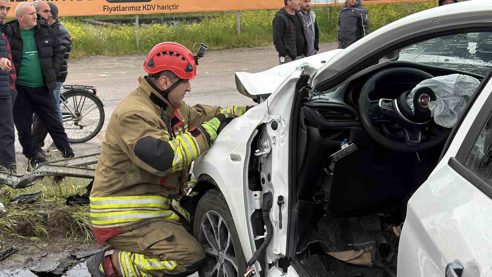 EDS tabelasına çarpan otomobilin sürücüsünü itfaiye kurtardı 10 eds tabelasina carpan otomobilin surucusunu itfaiye kurtardi 6 ZaPfV6nX