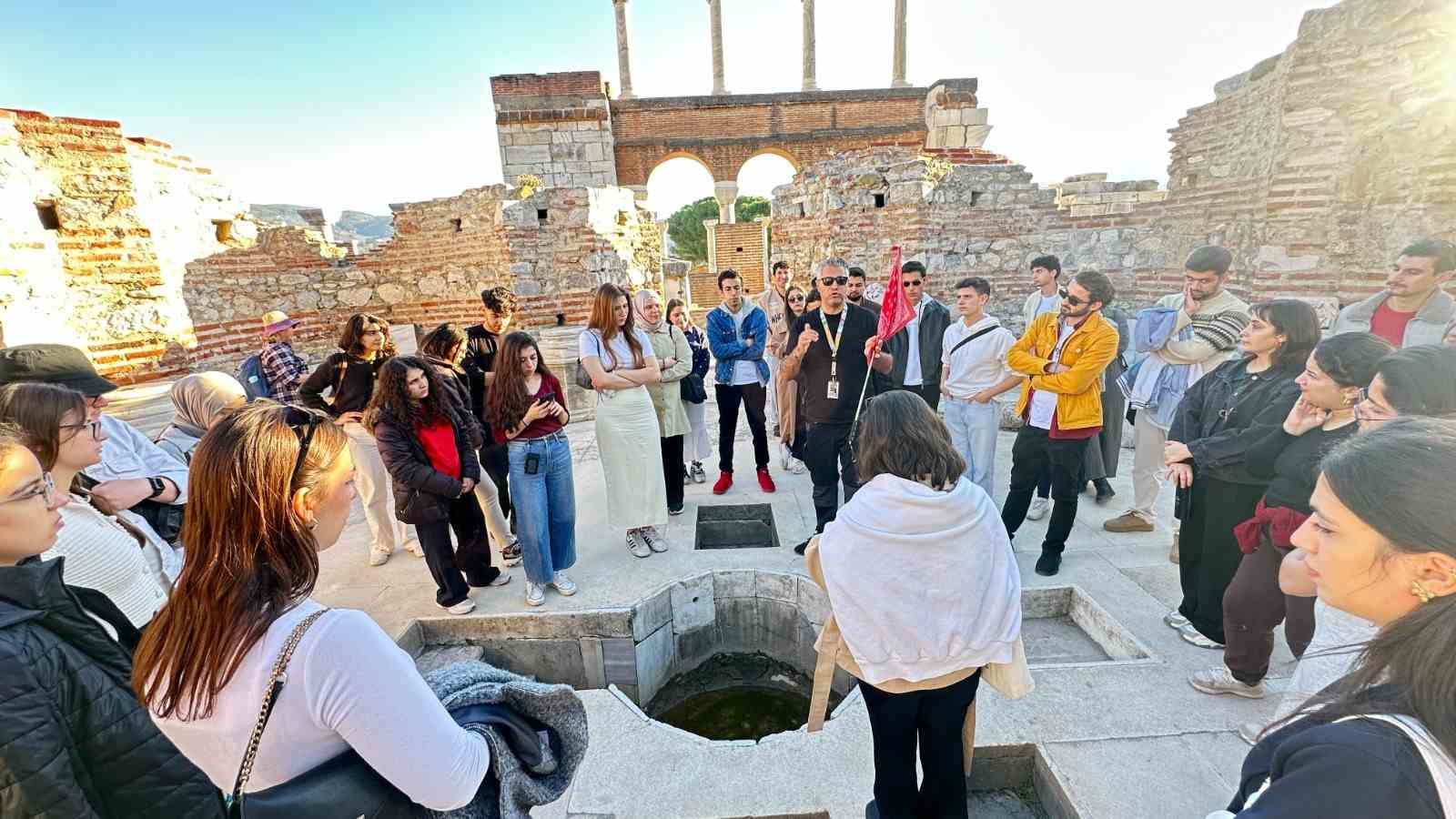 efeste gece muzeciligi genclerle bulusuyor 2 AsYjr6CZ