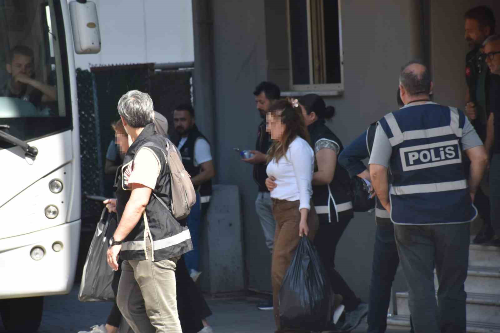 Ege Üniversitesi’ndeki yolsuzluk operasyonunda 41 şüpheli adliyede 5 ege universitesindeki yolsuzluk operasyonunda 41 supheli adliyede 1 G9EOcP7i