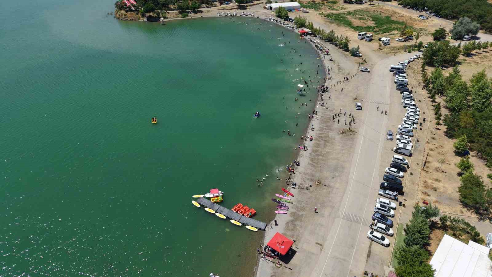 Ege ve Akdeniz sahillerini aratmayan görüntüler: Doğu’nun saklı denizi tatilcilerin akınına uğradı 4 ege ve akdeniz sahillerini aratmayan goruntuler dogunun sakli denizi tatilcilerin akinina ugradi 0 QItF8plN