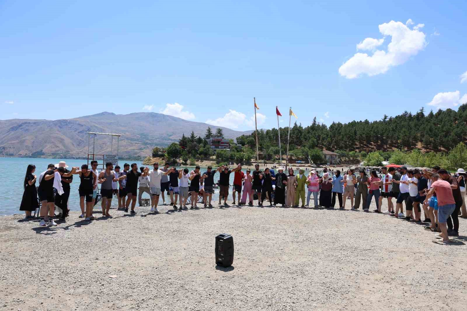 Ege ve Akdeniz sahillerini aratmayan görüntüler: Doğu’nun saklı denizi tatilcilerin akınına uğradı 15 ege ve akdeniz sahillerini aratmayan goruntuler dogunun sakli denizi tatilcilerin akinina ugradi 11 W6kSSGgX