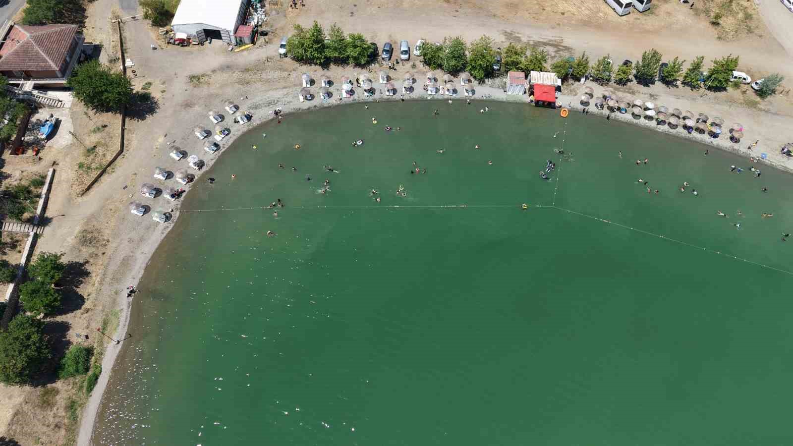 Ege ve Akdeniz sahillerini aratmayan görüntüler: Doğu’nun saklı denizi tatilcilerin akınına uğradı 8 ege ve akdeniz sahillerini aratmayan goruntuler dogunun sakli denizi tatilcilerin akinina ugradi 4 MDf3rPAS