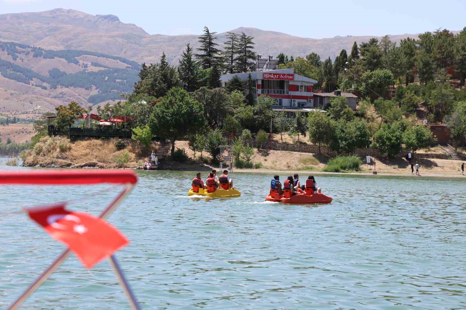 Ege ve Akdeniz sahillerini aratmayan görüntüler: Doğu’nun saklı denizi tatilcilerin akınına uğradı 11 ege ve akdeniz sahillerini aratmayan goruntuler dogunun sakli denizi tatilcilerin akinina ugradi 7 PuWG8iJc