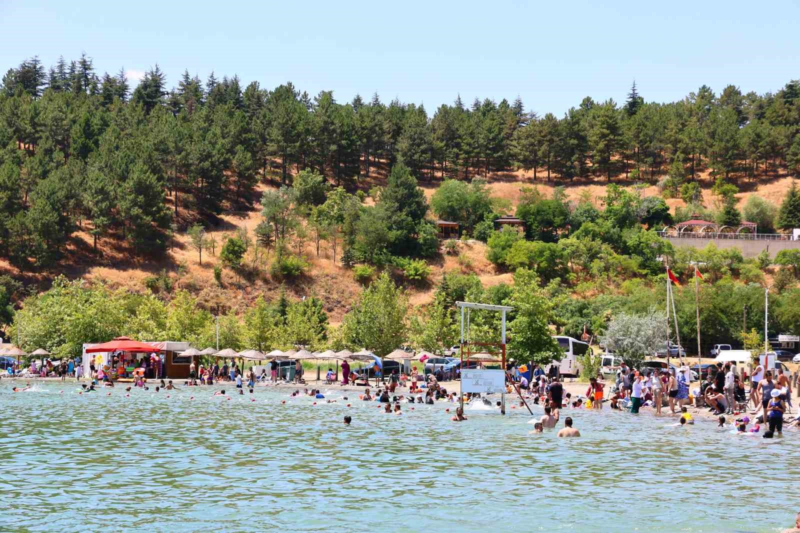 Ege ve Akdeniz sahillerini aratmayan görüntüler: Doğu’nun saklı denizi tatilcilerin akınına uğradı 12 ege ve akdeniz sahillerini aratmayan goruntuler dogunun sakli denizi tatilcilerin akinina ugradi 8