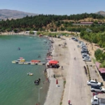 ege-ve-akdeniz-sahillerini-aratmayan-goruntuler-dogunun-sakli-denizi-tatilcilerin-akinina-ugradi-szzGtgJN.jpg