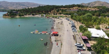 ege-ve-akdeniz-sahillerini-aratmayan-goruntuler-dogunun-sakli-denizi-tatilcilerin-akinina-ugradi-szzGtgJN.jpg
