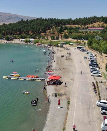 ege-ve-akdeniz-sahillerini-aratmayan-goruntuler-dogunun-sakli-denizi-tatilcilerin-akinina-ugradi-szzGtgJN.jpg