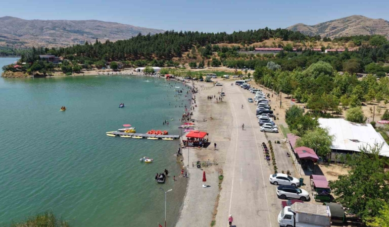 ege-ve-akdeniz-sahillerini-aratmayan-goruntuler-dogunun-sakli-denizi-tatilcilerin-akinina-ugradi-szzGtgJN.jpg