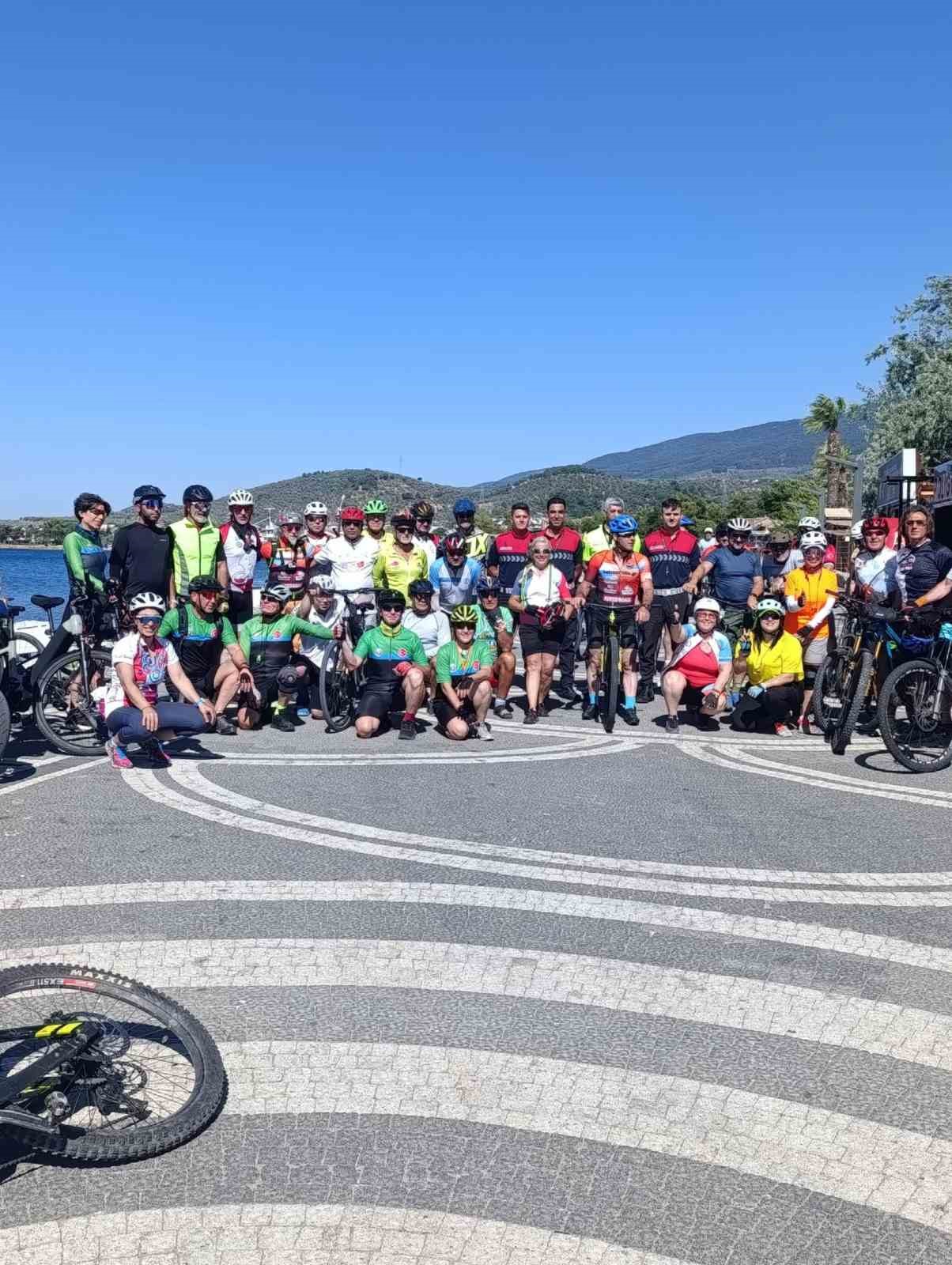 egenin iki yakasi dostluk icin pedal cevirdi 3 kZU4nRG8