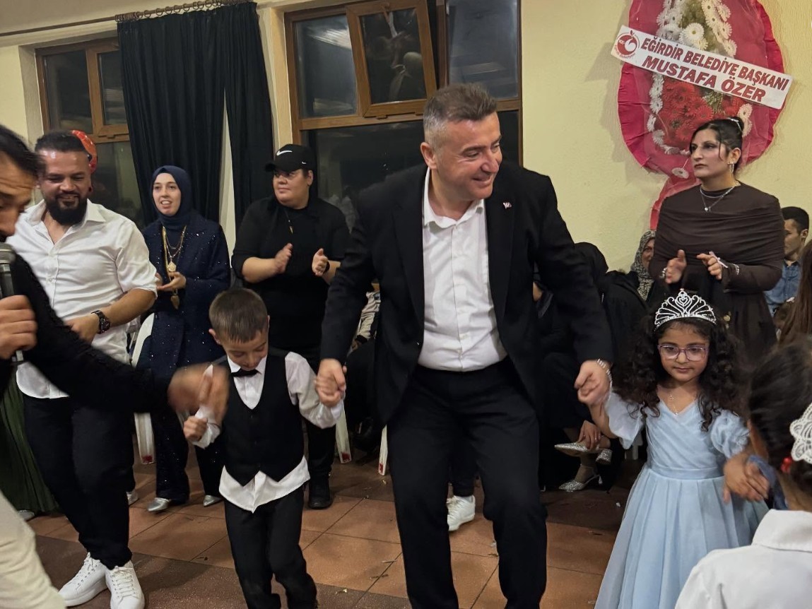 egirdir belediye baskani ozerin halay paylasimi sosyal medyada gundem oldu 1