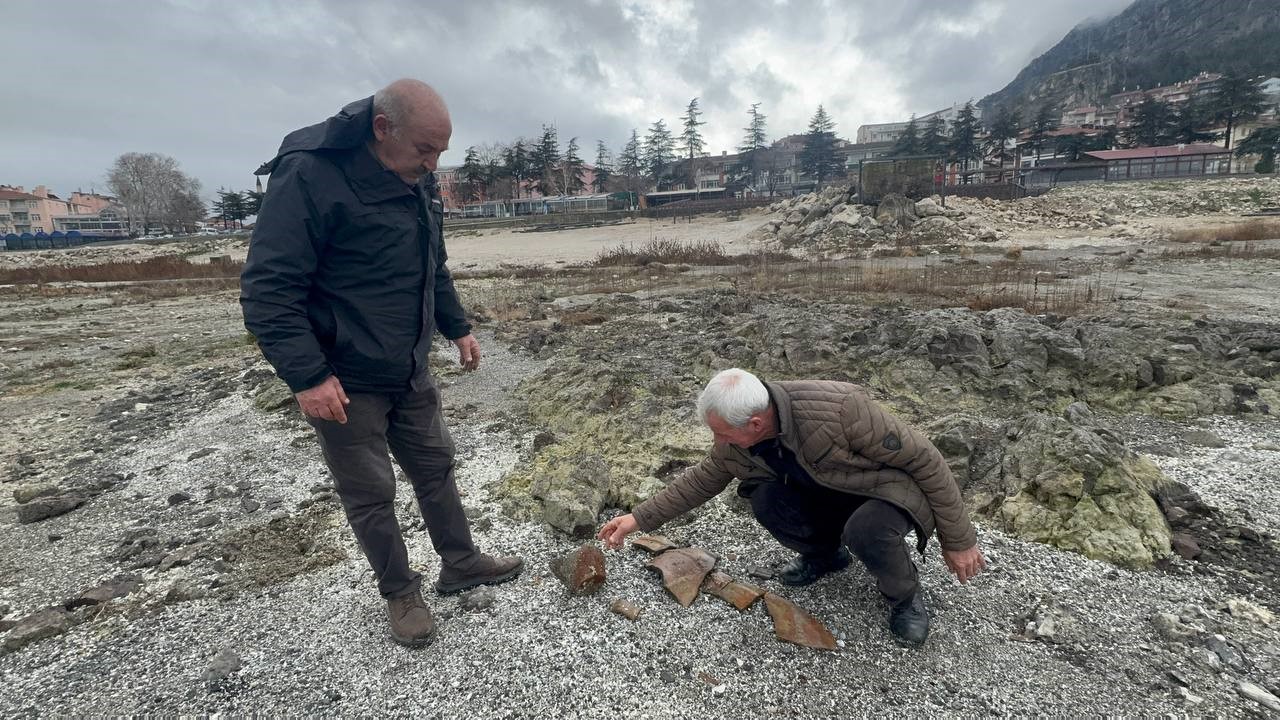 egirdir golu kiyisinda bulunan kemiklerin hayvana ait oldugu degerlendiriliyor 6
