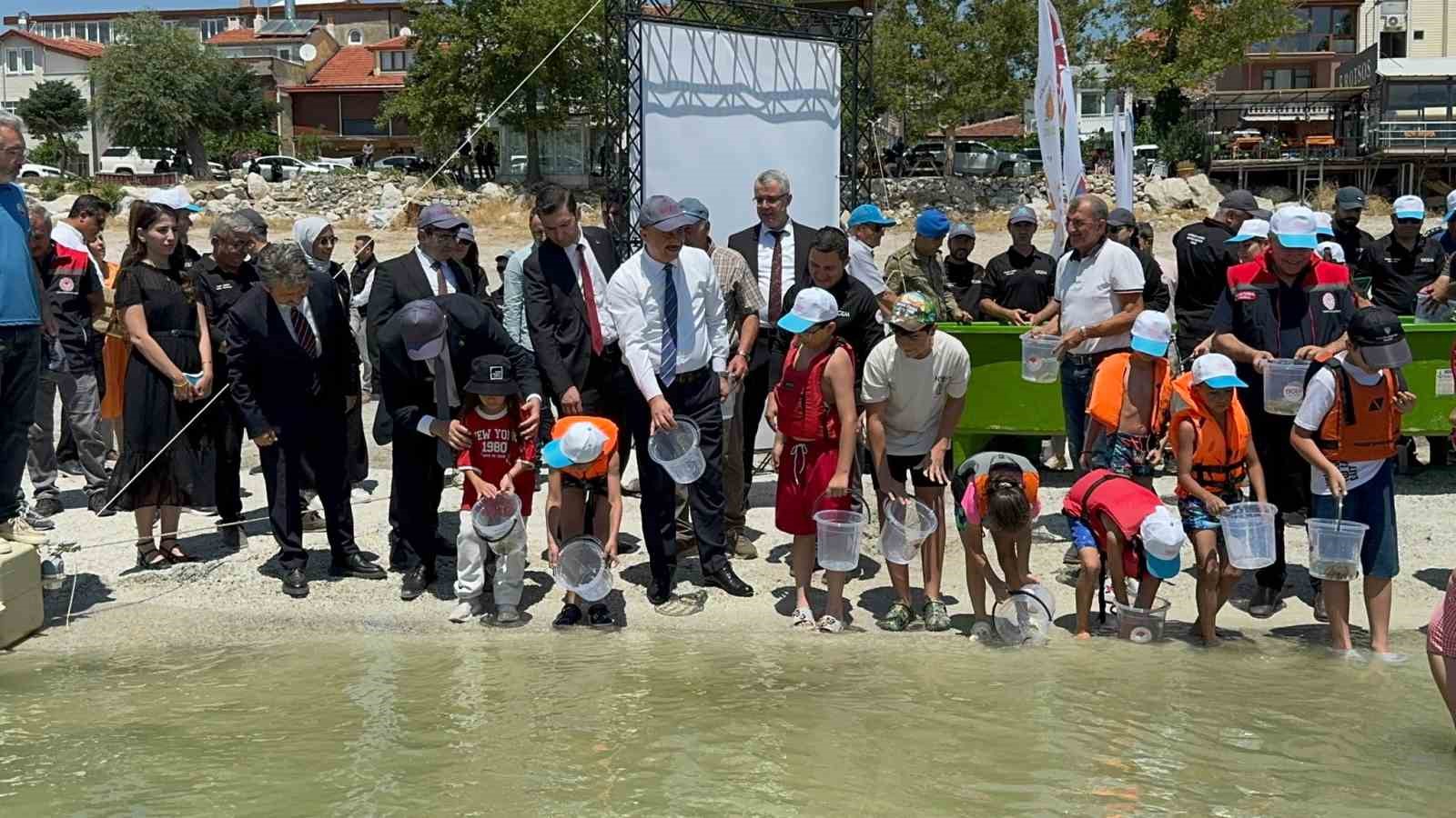 egirdir golune 100 bin pullu sazan yavrusu birakildi 5 FjuXJJJK