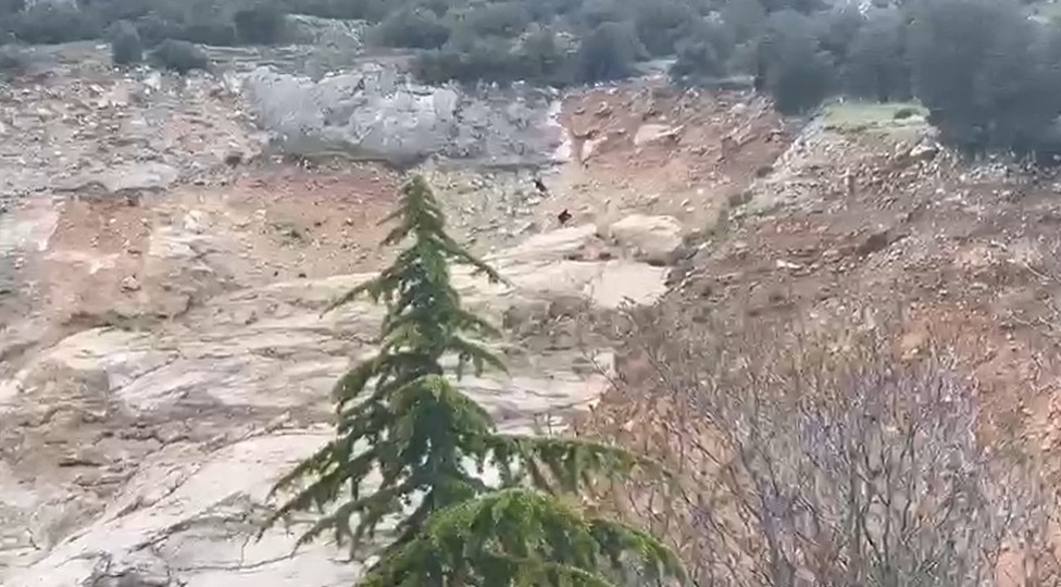 egirdirde tirmandiklari kayaliklarda mahsur kalan cocuklar kurtarildi 1 mnKKZJfg