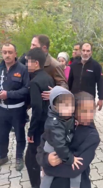 egirdirde tirmandiklari kayaliklarda mahsur kalan cocuklar kurtarildi 4 OgZAt7tK