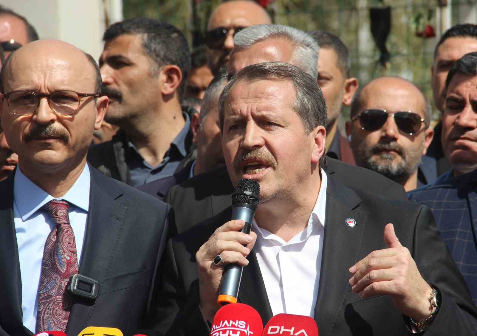 Eğitim-Bir-Sen Genel Başkanı Ali Yalçın’dan saldırının yaşandığı okulun önünde açıklama 4 egitim bir sen genel baskani ali yalcindan saldirinin yasandigi okulun onunde aciklama 0 9VGtQhAU