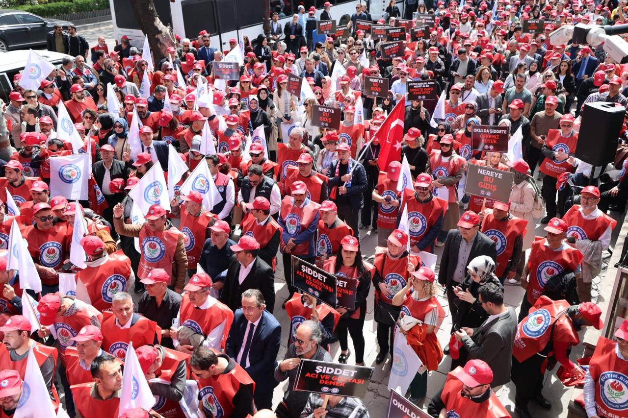 egitim bir sen genel sekreteri yavuz egitimciler sikayet edilen darbedilen insanlara donusturuldu 1 lI28KpAX