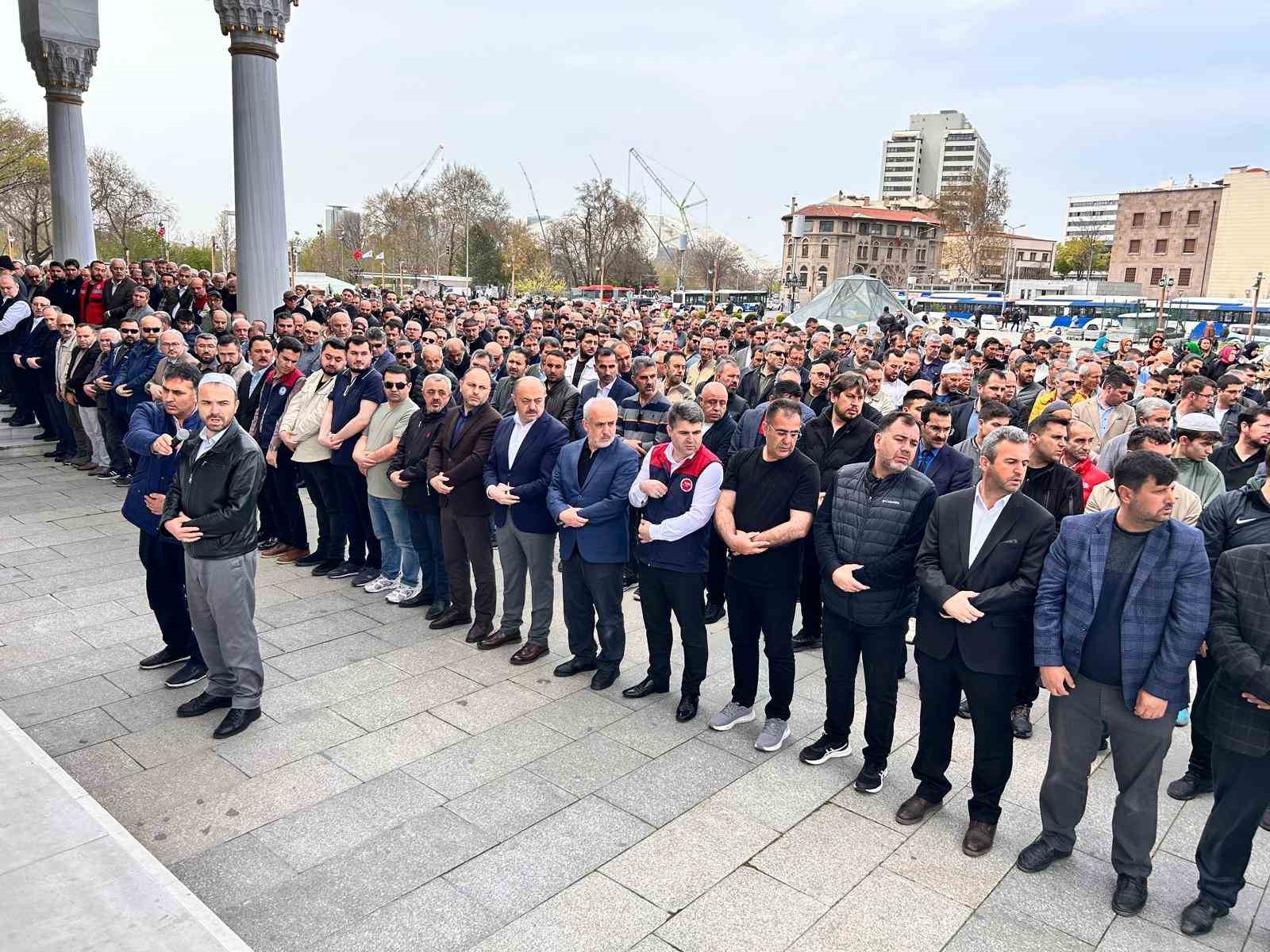 Eğitim Bir-Sen’den okul saldırılarında hayatını kaybedenler için gıyabi cenaze namazı 4 egitim bir senden okul saldirilarinda hayatini kaybedenler icin giyabi cenaze namazi 0