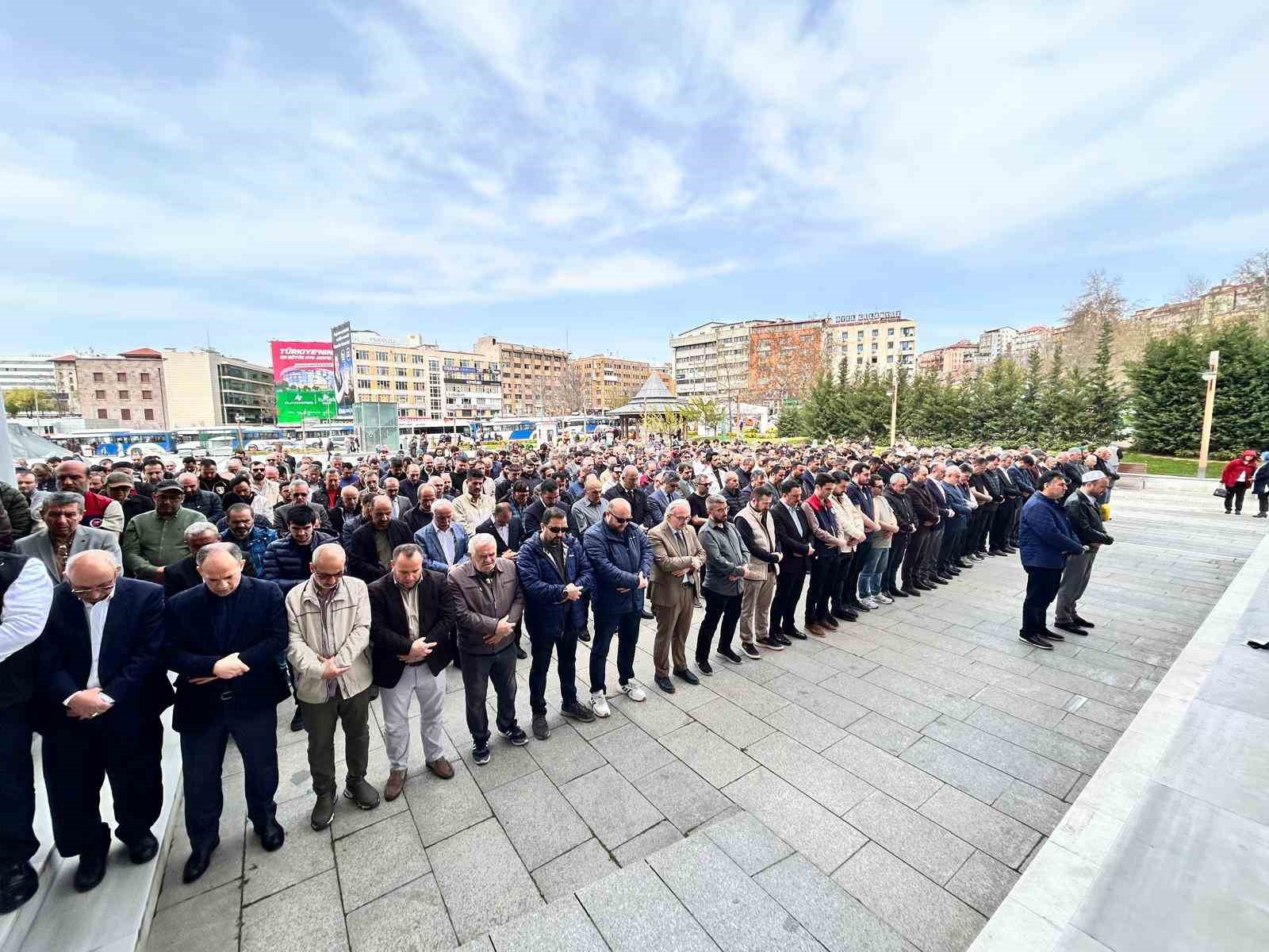Eğitim Bir-Sen’den okul saldırılarında hayatını kaybedenler için gıyabi cenaze namazı 5 egitim bir senden okul saldirilarinda hayatini kaybedenler icin giyabi cenaze namazi 1 iLAZjFEr
