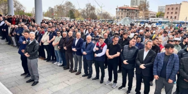 egitim-bir-senden-okul-saldirilarinda-hayatini-kaybedenler-icin-giyabi-cenaze-namazi-Xn5nZaK7.jpg