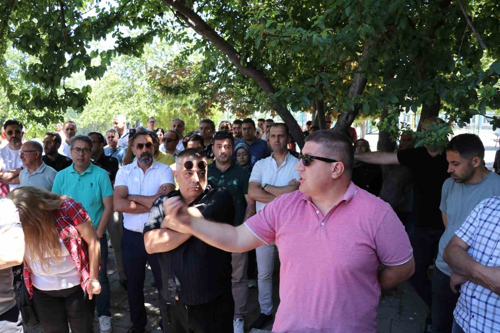 egitim kurumu konkordato ilan etti veliler okul onunde toplandi 3 B2HahqhX
