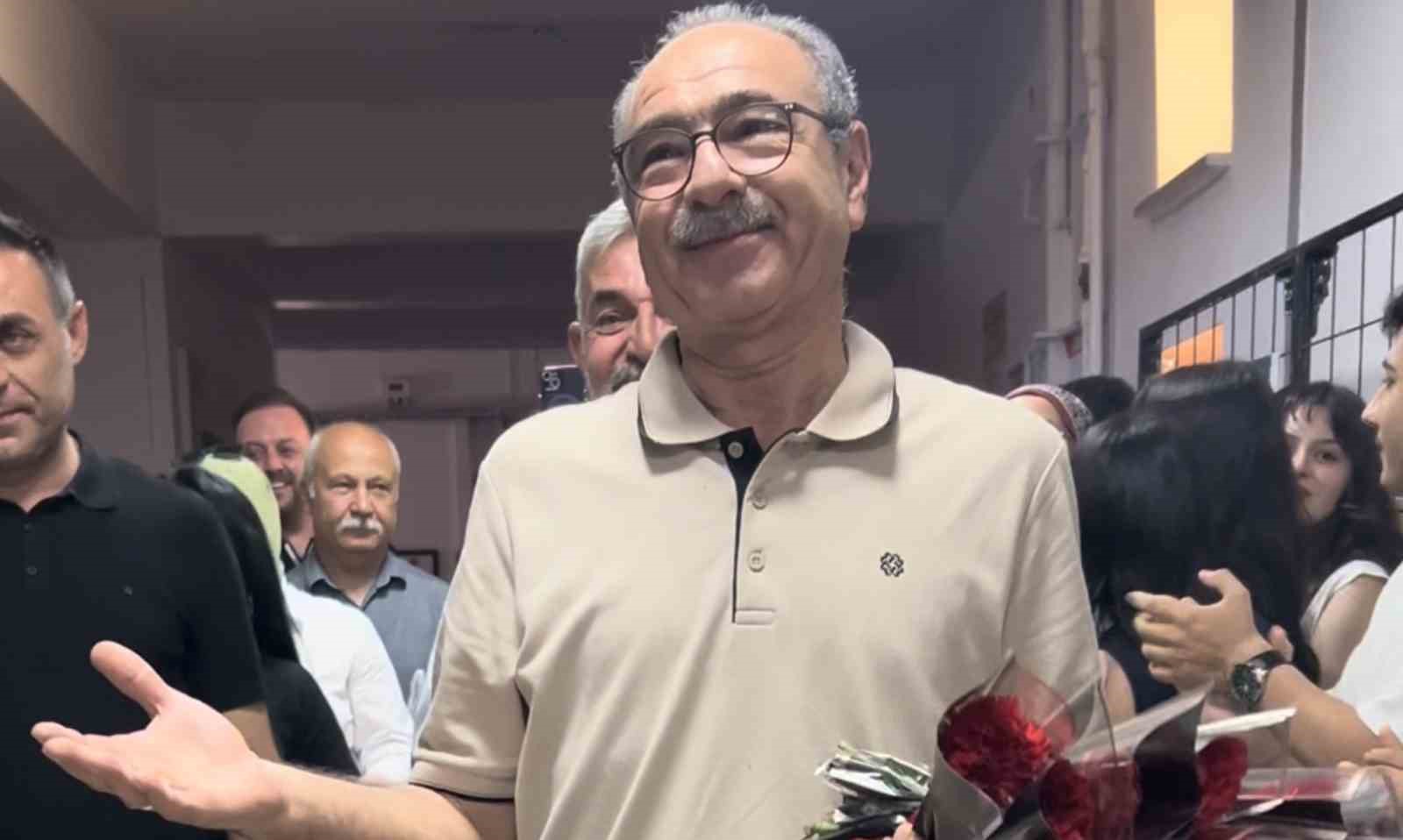 egitime adanan 40 yil emekli olan okul mudurune gullerle veda 2 YLMO7G5F