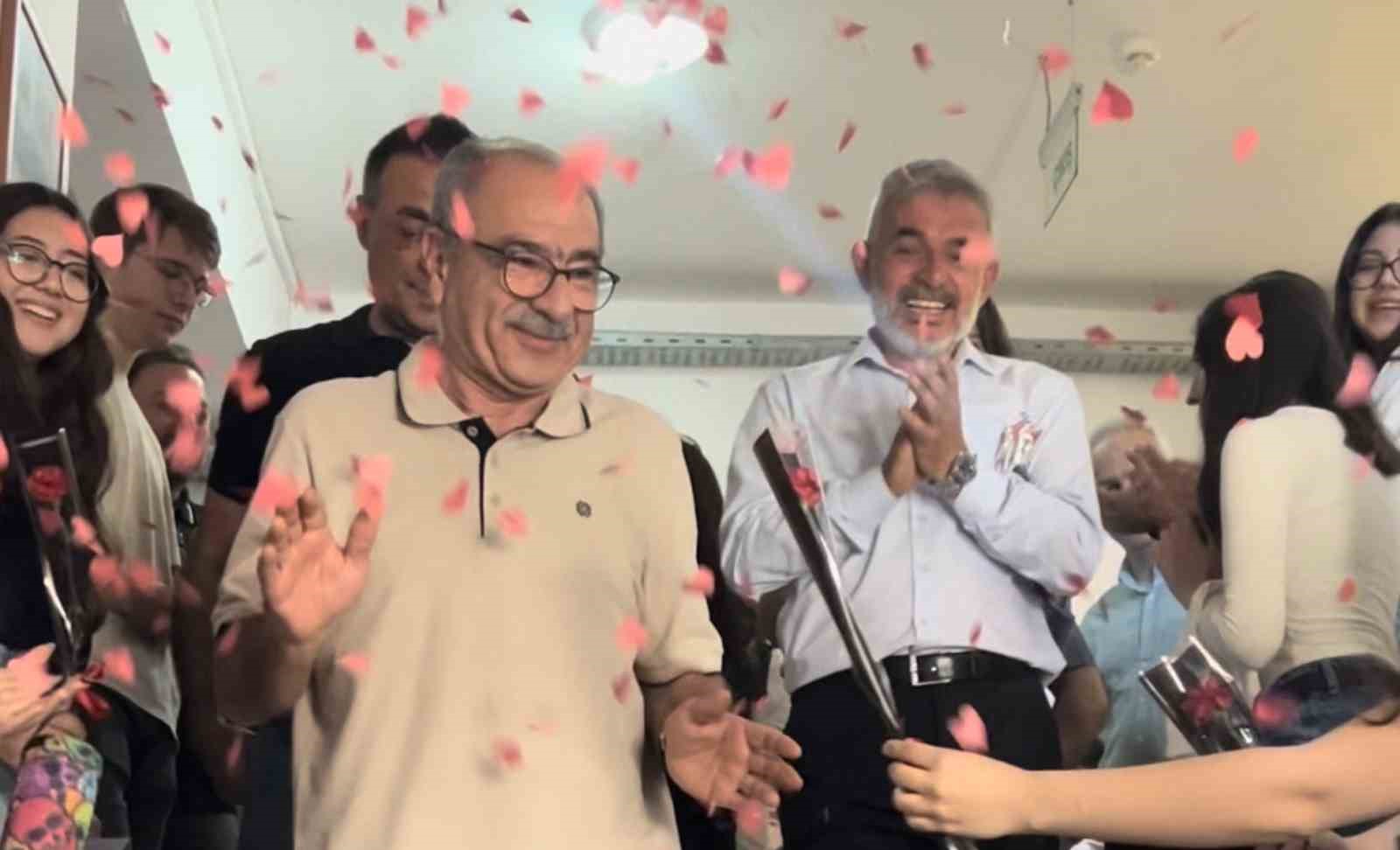 egitime adanan 40 yil emekli olan okul mudurune gullerle veda 3 zAHbBQWP