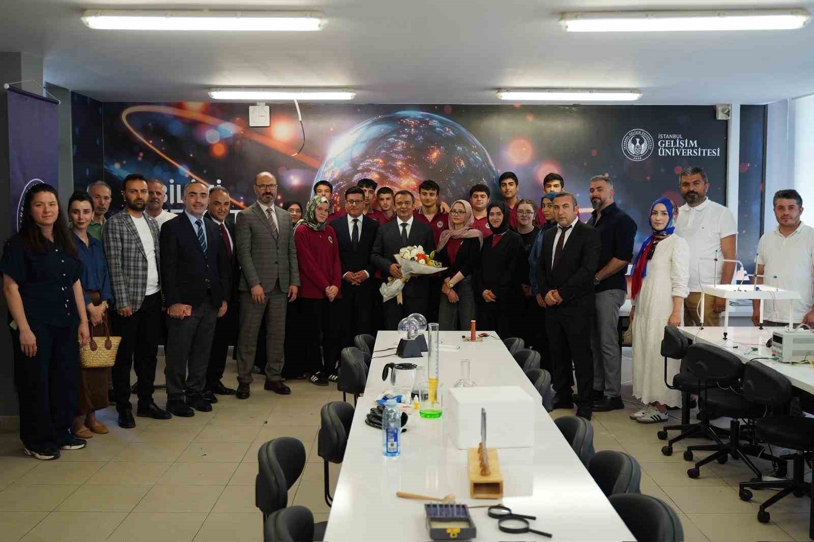 Eğitime destek: Yenibosna Anadolu İmam Hatip Lisesi’nde Fizik Laboratuvarı açıldı 5 egitime destek yenibosna anadolu imam hatip lisesinde fizik laboratuvari acildi 1 sQZZYh5Y