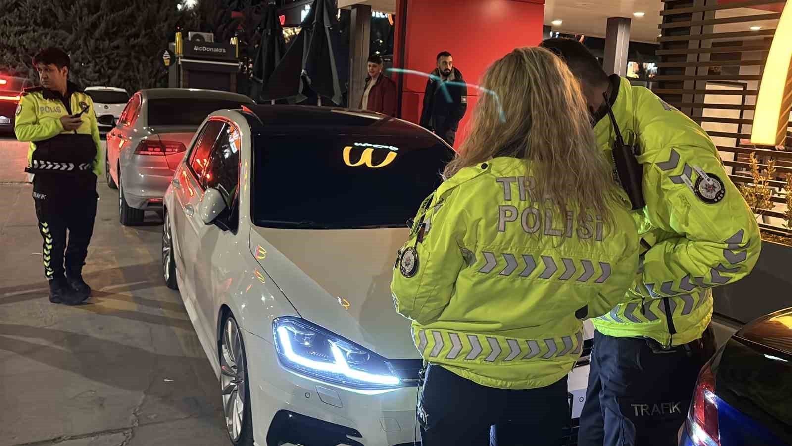 Egzoz patlatırken polise yakalandı, 19 bin 710 lira ceza yiyip arabasından oldu 6 egzoz patlatirken polise yakalandi 19 bin 710 lira ceza yiyip arabasindan oldu 2