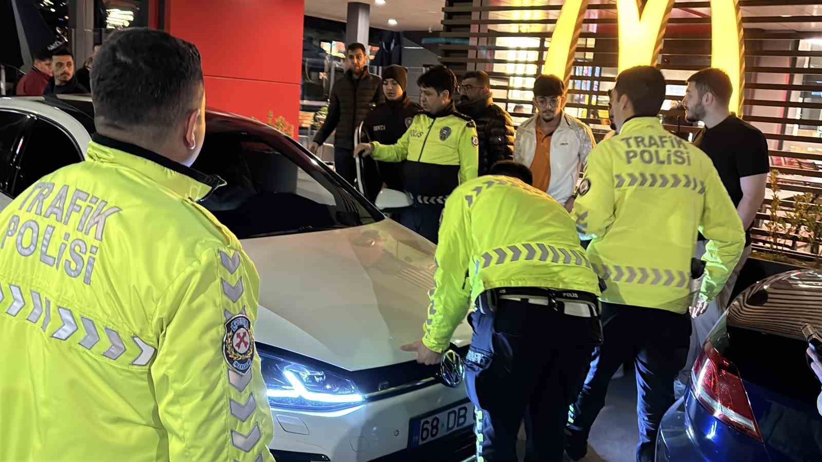 Egzoz patlatırken polise yakalandı, 19 bin 710 lira ceza yiyip arabasından oldu 7 egzoz patlatirken polise yakalandi 19 bin 710 lira ceza yiyip arabasindan oldu 3 Zzb4CRUb