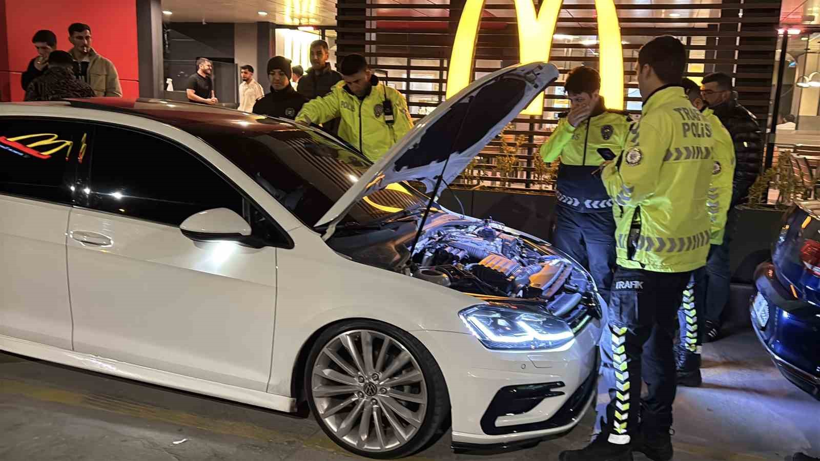 Egzoz patlatırken polise yakalandı, 19 bin 710 lira ceza yiyip arabasından oldu 8 egzoz patlatirken polise yakalandi 19 bin 710 lira ceza yiyip arabasindan oldu 4 s6KezCOW