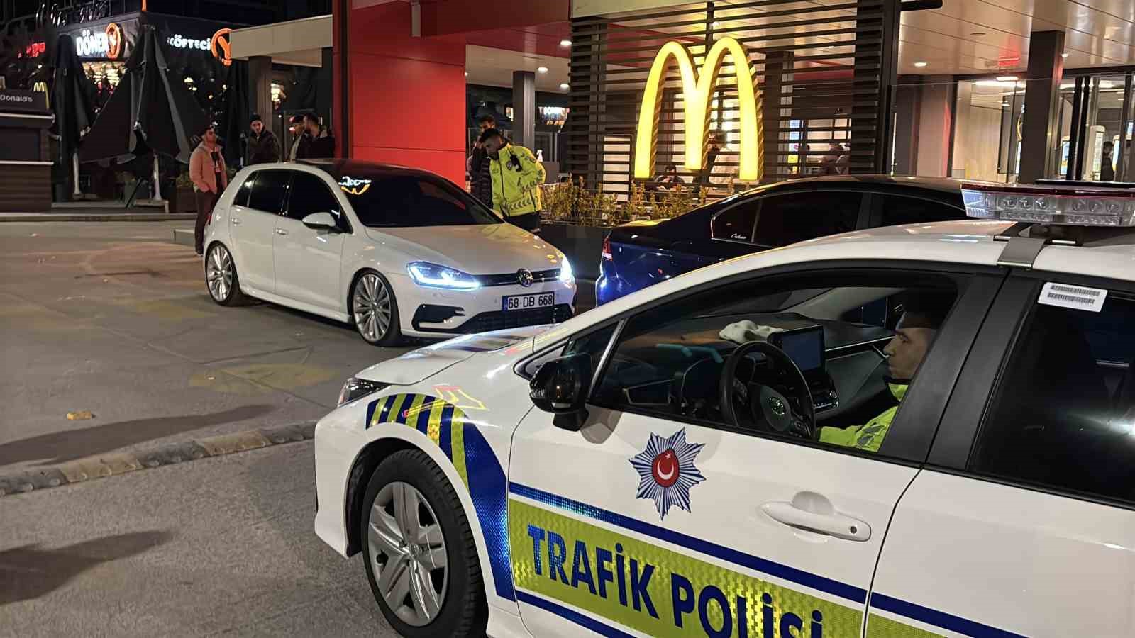Egzoz patlatırken polise yakalandı, 19 bin 710 lira ceza yiyip arabasından oldu 10 egzoz patlatirken polise yakalandi 19 bin 710 lira ceza yiyip arabasindan oldu 6 zAf9pifz