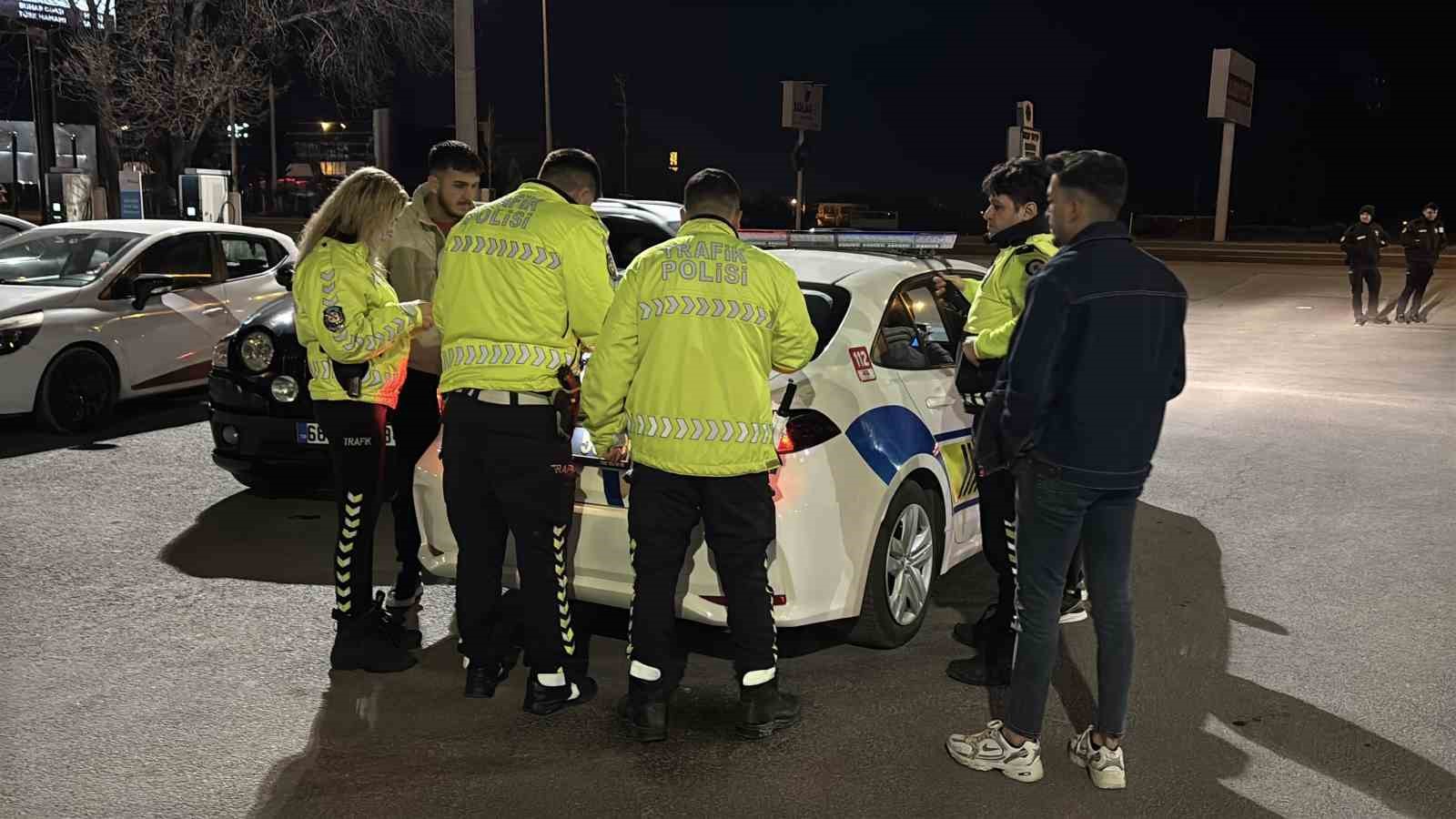 Egzoz patlatırken polise yakalandı, 19 bin 710 lira ceza yiyip arabasından oldu 11 egzoz patlatirken polise yakalandi 19 bin 710 lira ceza yiyip arabasindan oldu 7 sXwhHXn1