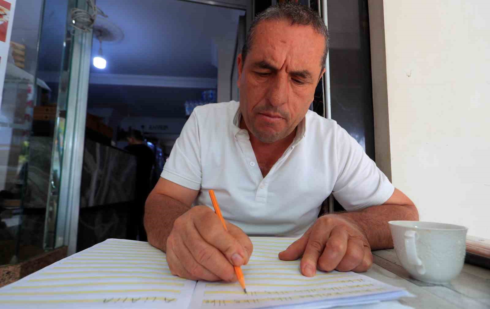 Ehliyet sahibi olabilmek için 48 yaşında okuma-yazma öğrenmeye başladı 4 ehliyet sahibi olabilmek icin 48 yasinda okuma yazma ogrenmeye basladi 0 IQfClL6J