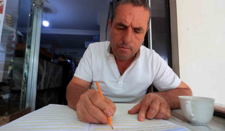 ehliyet-sahibi-olabilmek-icin-48-yasinda-okuma-yazma-ogrenmeye-basladi-ZWD8MA5Y.jpg