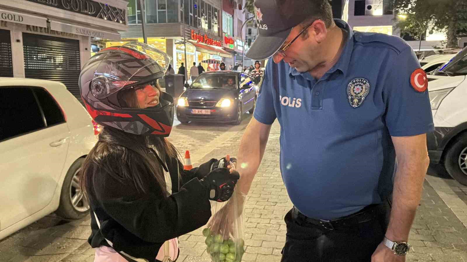 ehliyet sevincini polislere erik ikram ederek paylasti 1 e3XVhJ2L