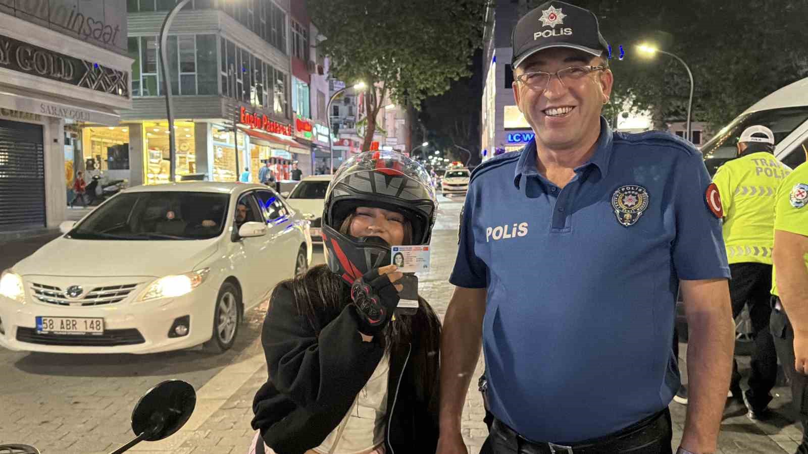 ehliyet sevincini polislere erik ikram ederek paylasti 2 aQB5tIvX