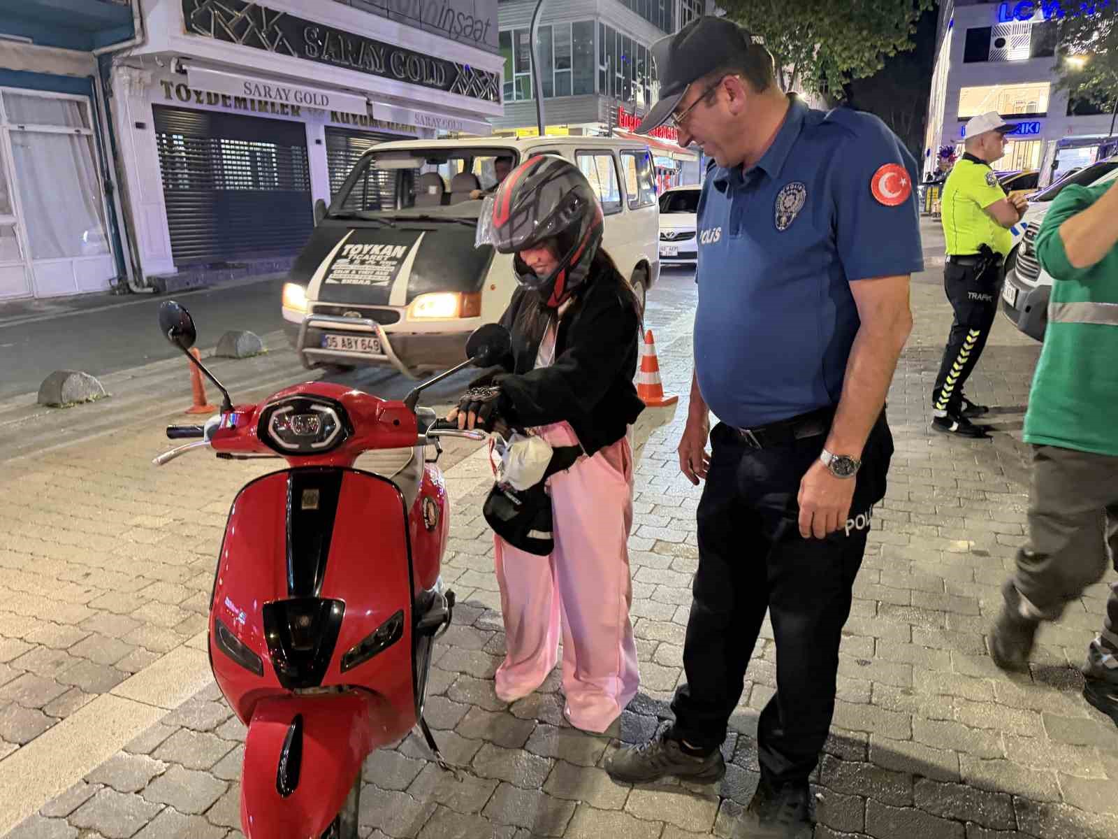 ehliyet sevincini polislere erik ikram ederek paylasti 3 CD2bYiZb