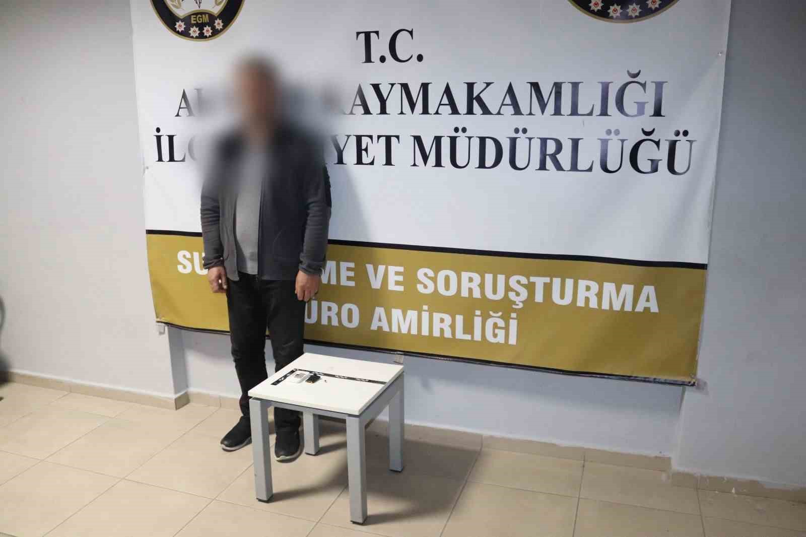 Ehliyet sınavına elektronik kopya düzeneğiyle girmeye çalışan şahıs yakalandı 5 ehliyet sinavina elektronik kopya duzenegiyle girmeye calisan sahis yakalandi 1