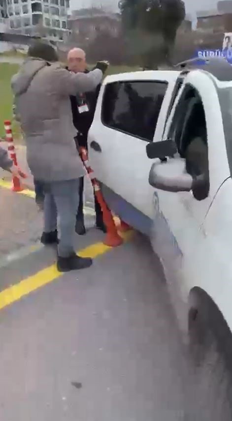 ehliyet sinavindan 7inci kez kalan genc ortaligi birbirine katti o anlar kamerada 1 fJkt3gfY