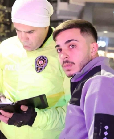 ehliyeti-yok-muayenesi-yok-sigortasi-yok-yapacak-bir-sey-de-yok-hgC7bCm7.jpg