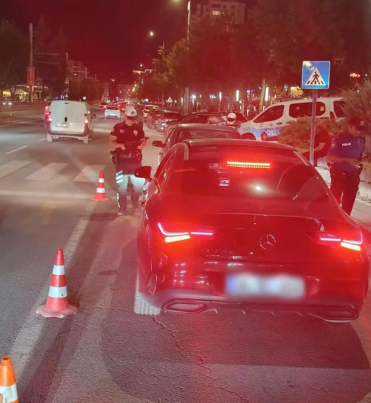 Ehliyetine el konulduğu halde direksiyon başına geçen 174 sürücüye 34 milyon 800 bin TL ceza 6 ehliyetine el konuldugu halde direksiyon basina gecen 174 surucuye 34 milyon 800 bin tl OBjfkjvz