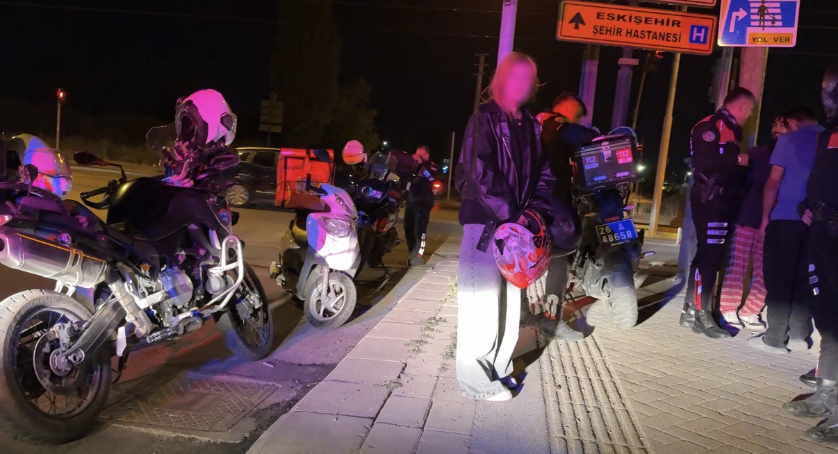 Ehliyetsiz 15 yaşındaki kız çocuğu 101 bin TL’lik ceza tutanağıyla ablasına poz verdi 6 ehliyetsiz 15 yasindaki kiz cocugu 101 bin tllik ceza tutanagiyla ablasina poz verdi 2 DsyOgPbT